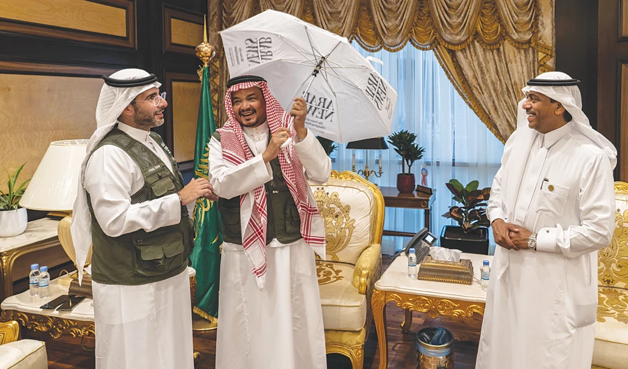 Mohammed Saleh Banten, minister for Hajj and Umrah, was briefed on Arab News’ preparations to cover Hajj. (AN photo by Ziyad Alarfaj)