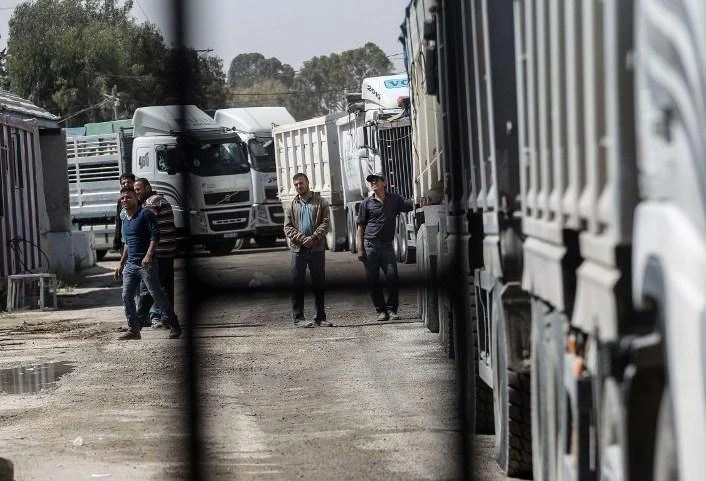 Israel lets food, goods back into Gaza in sign of easing tensions