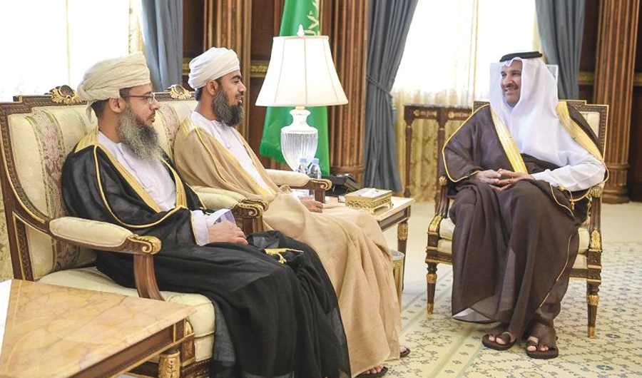 Madinah Gov. Prince Faisal bin Salman meets Sheikh Sultan bin Said Al-Hinai, head of the Omani Hajj Mission, and his accompanying delegation. (SPA)