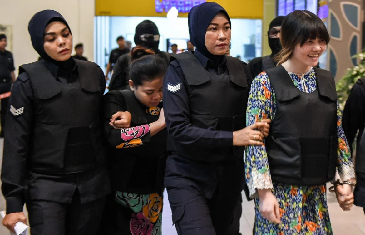 Vietnamese defendant Doan Thi Huong, right, and Indonesian defendant Siti Aishah, second left, are escorted by Malaysian police in this October 24, 2017 photo. (AFP)