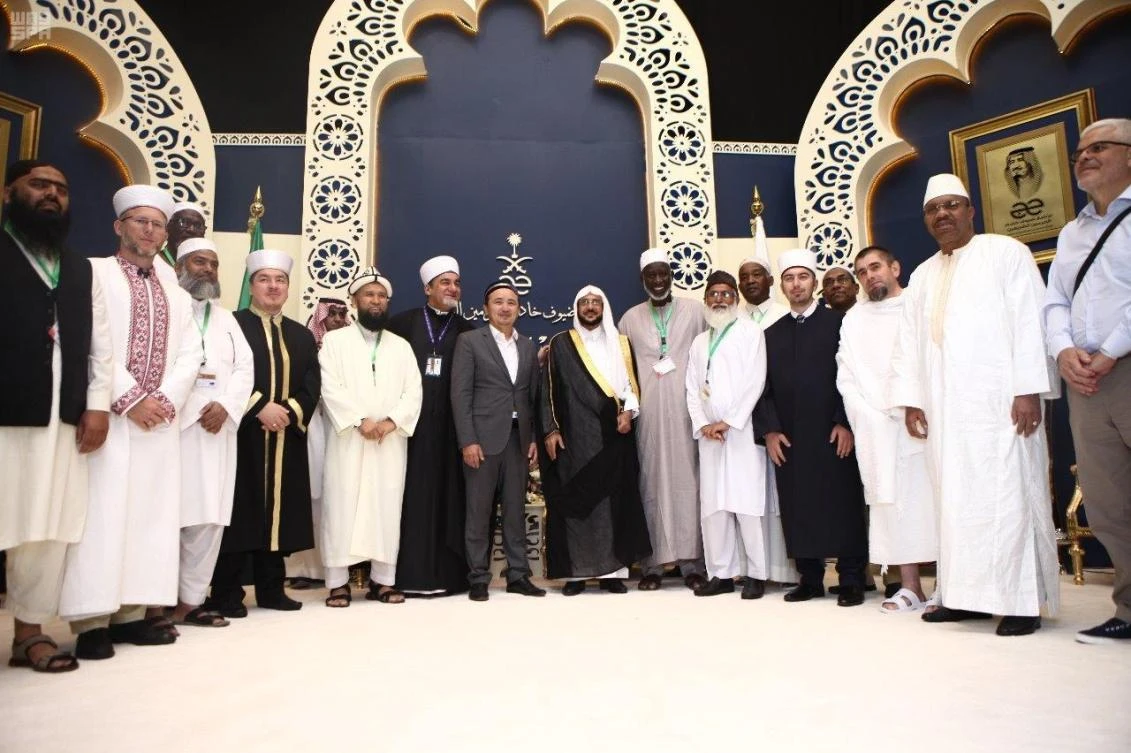 Minister of Islamic Affairs, Dawah and Guidance Dr. Abdullatif bin Abdul Aziz Al-Asheikh welcomes senior guests of the Hajj and Umrah 2018 program. (SPA)