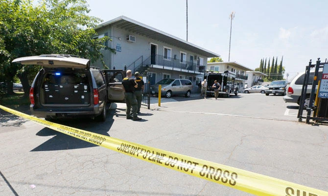 Crime scene tape blocks the entrance to an apartment complex following the arrest of a 45-year-old Iraqi refugee, Omar Ameen, Wednesday, Aug. 15, 2018, in Sacramento, Calif. (AP)