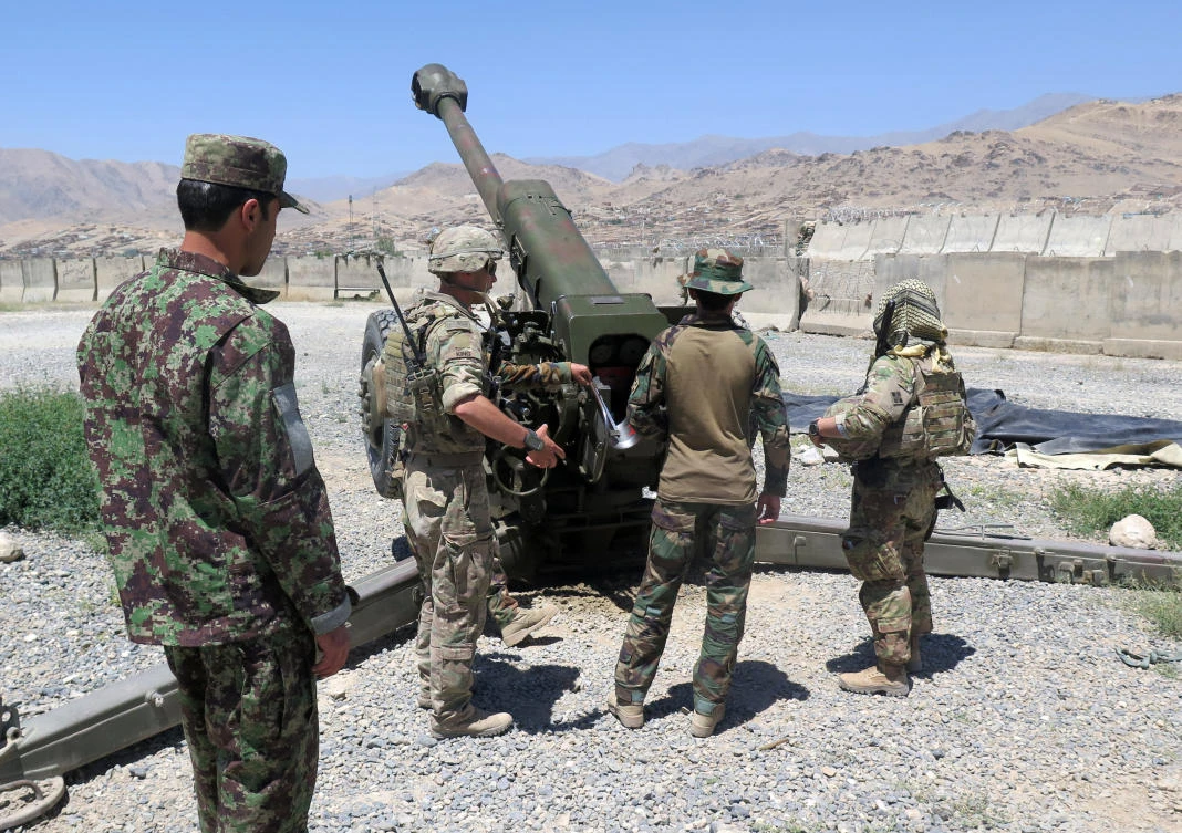 US military advisers from the 1st Security Force Assistance Brigade work with Afghan soldiers at an artillery position on an Afghan National Army base in Maidan Wardak province. (Reuters)