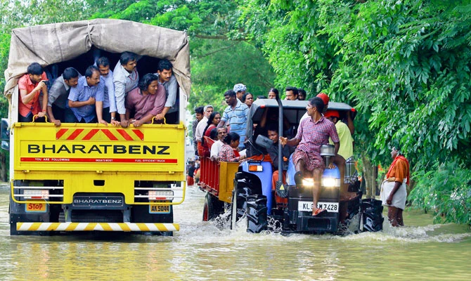 India flood crisis mounts as 324 confirmed dead