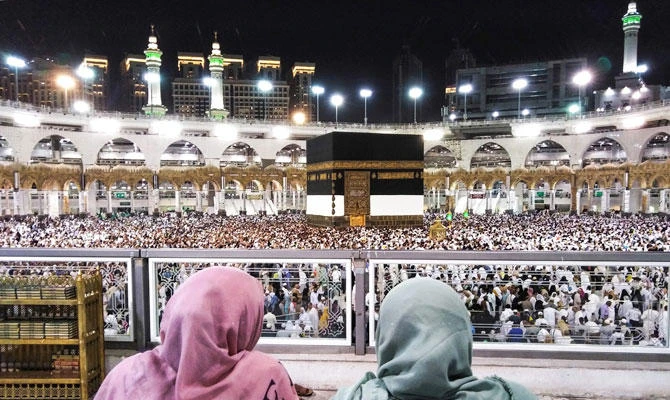 Muslim worshippers watch as others circumambulate around the Kaaba, Islam's holiest shrine, at the Grand Mosque in Saudi Arabia's holy city of Makkah on August 17, 2018 prior to the start of the annual Hajj pilgrimage in the holy city. (AFP)