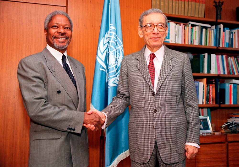 In this file photo taken on December 16, 1996 UN Secretary-General Boutros Boutros-Ghali (R) shakes hands with Ghana's Kofi Annan (L), his recommended successor, at UN headquarters in New York. Former United Nations Secretary General and Nobel Peace Prize laureate Kofi Annan has died on August 18, 2018 after a short illness at the age of 80, his foundation announced. "It is with immense sadness that the Annan family and the Kofi Annan Foundation announce that Kofi Annan, former Secretary General of the United Nations and Nobel Peace Laureate, passed away peacefully on Saturday 18th August after a short illness," the foundation said in a statement. / AFP / JON LEVY)