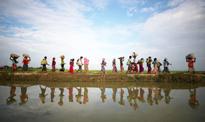 Rohingya refugees continue to make their way after crossing from Myanmar into Palang Khali, near Cox's Bazar, Bangladesh, November 2, 2017. (REUTERS)