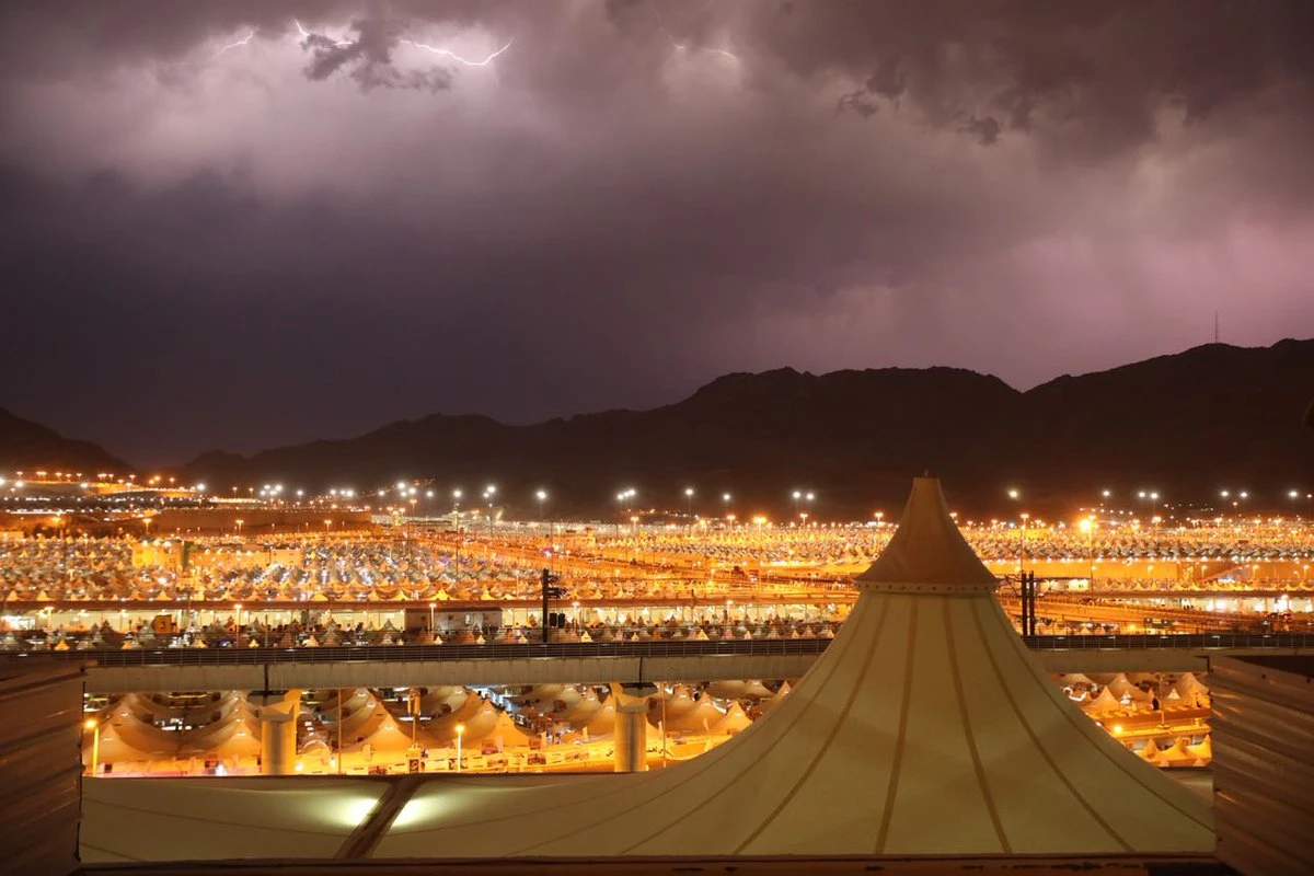 Pilgrims who journeyed from Mina watched the night sky light up with flashes of lightning in Arafat. (Photo: @CICSaudi)