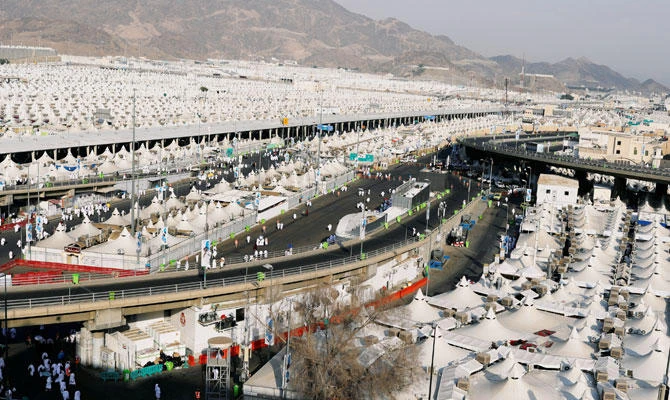 Muslim pilgrims walk towards their tents in Mina ahead of annual Haj pilgrimage near the holy city of Makkah, Saudi Arabia August 19, 2018. (REUTERS)