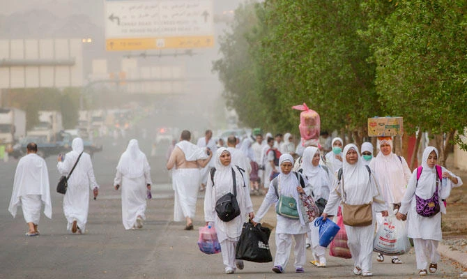Muslim pilgrims walk towards Namirah mosque on Arafat Mountain, during the annual hajj pilgrimage, outside the holy city of Makkah, Saudi Arabia, Sunday, Aug. 19, 2018. (AP)