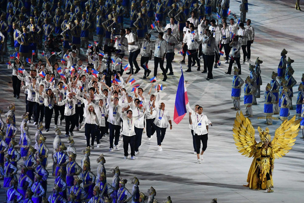 Philippines' flagbearer Jordan Clarkson leads the delegation during the opening ceremony of the 2018 Asian Games at the Gelora Bung Karno main stadium in Jakarta on August 18, 2018. (AFP / ADEK BERRY)