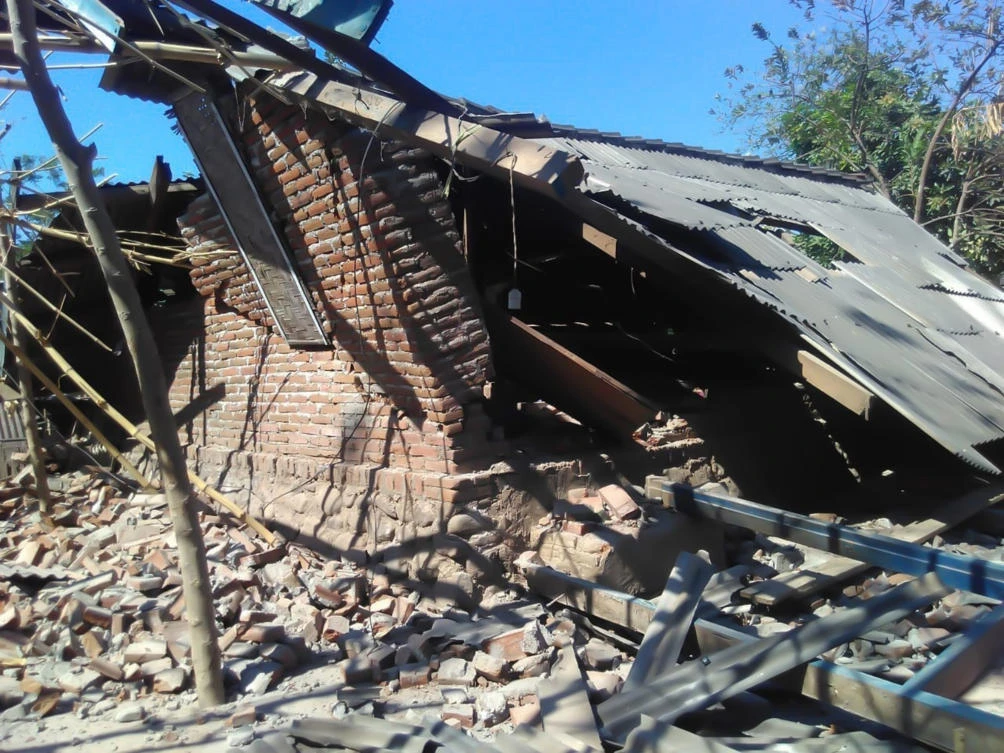 Quake swarm jolts Indonesian islands, killing at least 13