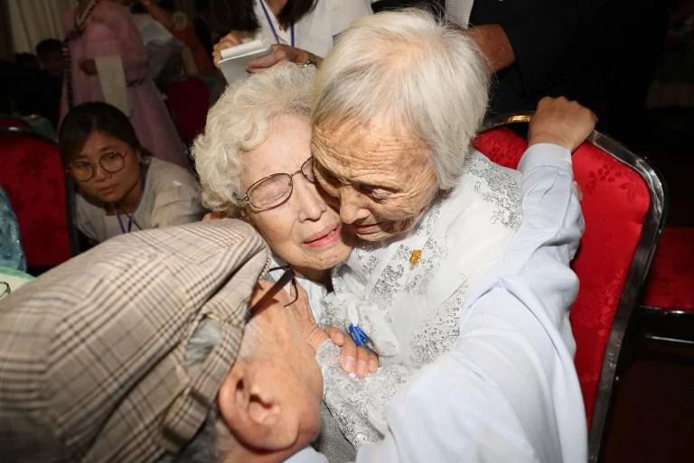 Hundreds of South Koreans to enter North to reunite with loved ones