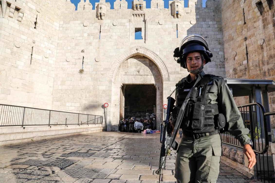 An Israeli border guards stands guard outside the Damascus Gate of the Old City of Jerusalem on August 17, 2018. (AFP)