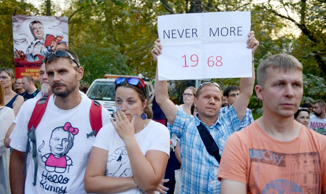 A man holds a placard during a demonstration to commemorate the 50th anniversary of the Soviet-led invasion of former Czechoslovakia in 1968 in front of the Russian embassy on August 20, 2018 in Prague. / (AFP)