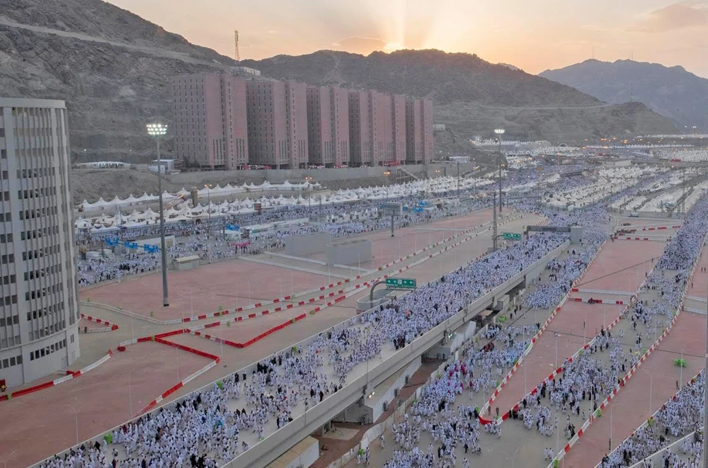 The pilgrims walked to the site where they queued in the baking heat to perform the "stoning of the devil" ritual. (SPA)