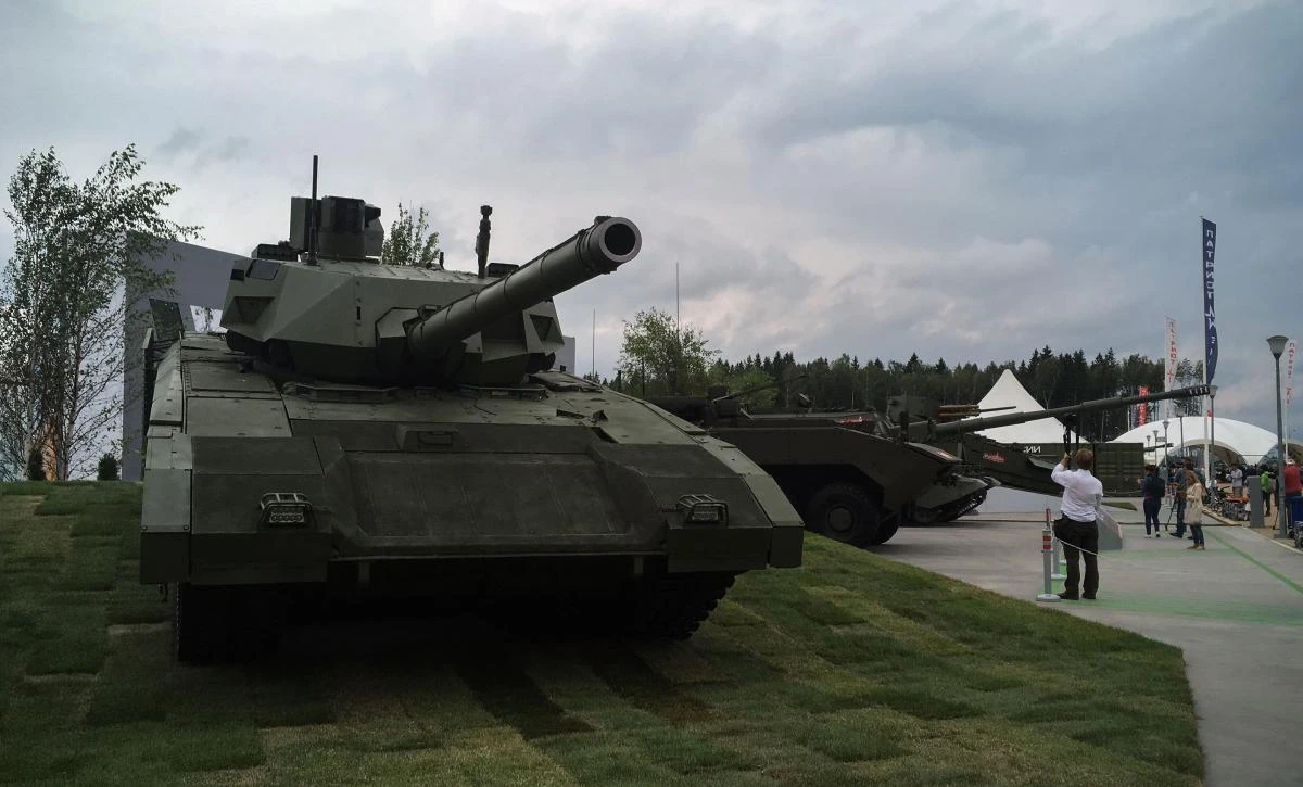 Visitors inspect Russian Armata tank in Kubinka Patriot Park outside Moscow during the International Military-Technical Forum Army-2017 on August 21, 2018. The T-14 Armata is a Russian main battle tank based on the Armata Universal Combat Platform. The main armament of the T-14 is the 125 mm smoothbore cannon. / AFP / Yekaterina ANISIMOVA AND Yekaterina ANISIMOVA