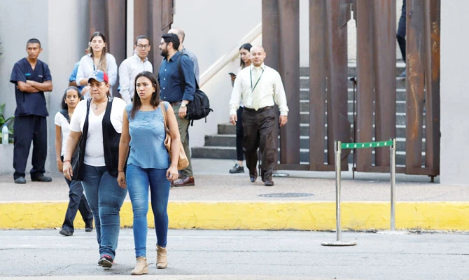 People evacuate an office building after an earthquake in Caracas, Venezuela August 21, 2018. (REUTERS)