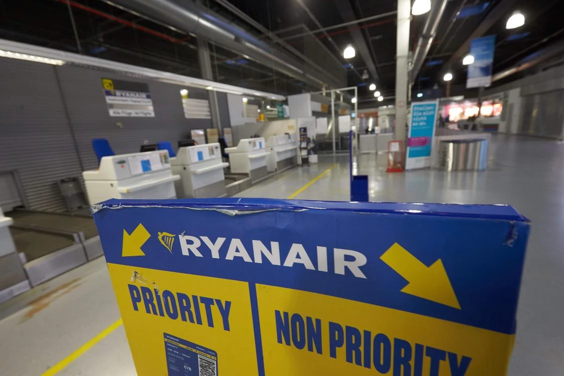 Labor problems at Ryanair disrupted the plans of an estimated 55,000 people at the height of the summer holiday season. (AFP)