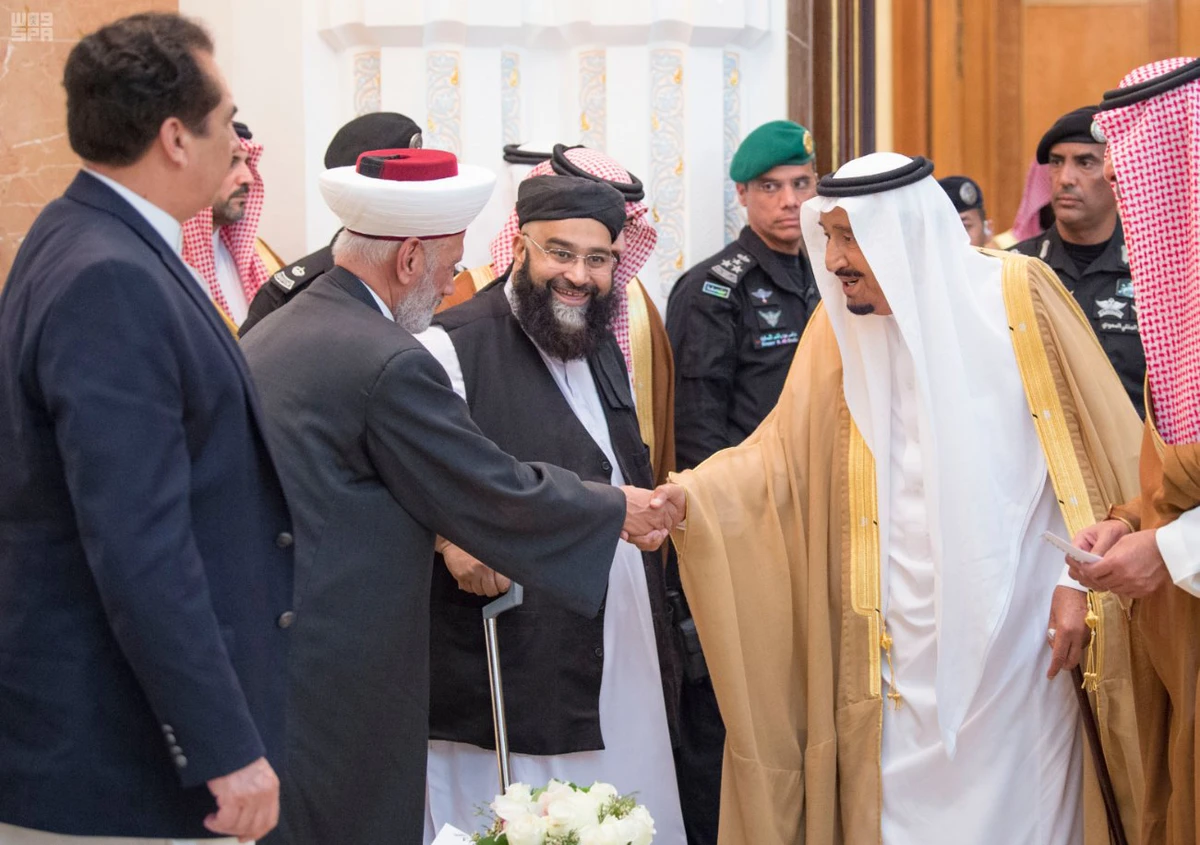 King Salman welcomes foreign Muslim during an annual reception for heads of state and Islamic dignitaries on Wednesday in Makkah. (SPA)