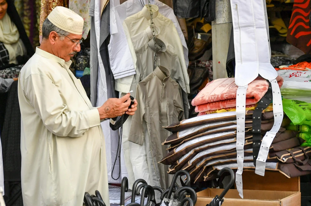 Hajj homecomings and pilgrims’ gifts, past and the present