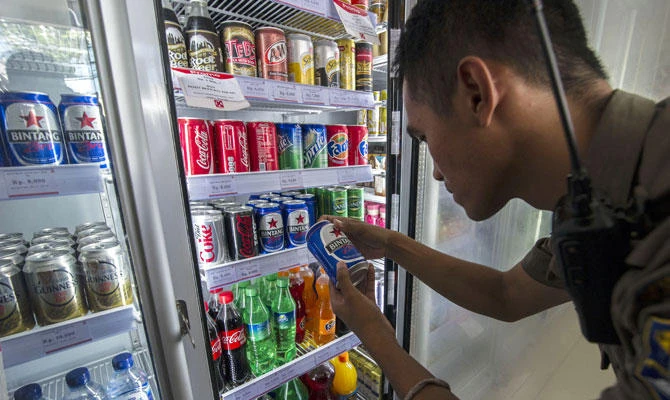 The protective effect of alcohol was offset by the risks. (AFP)