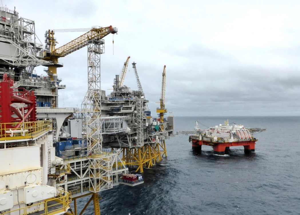 Oil prices rise on Iran sanctions, but US-China row mutes trading