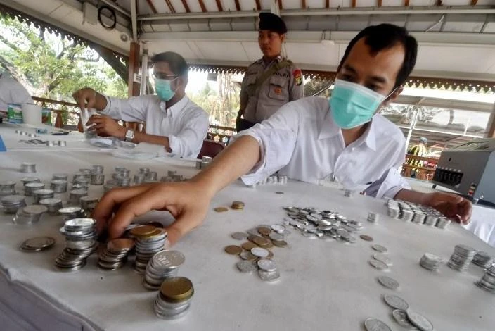 The Indonesian court ordered its staff to count the money, which was worth 153 million rupiah.(AFP)