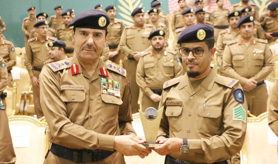 Lt. Gen. Sulaiman bin Abdullah Al-Amr, director general of Civil Defense, presents awards to officers for their efforts in serving Hajj pilgrims. (SPA)