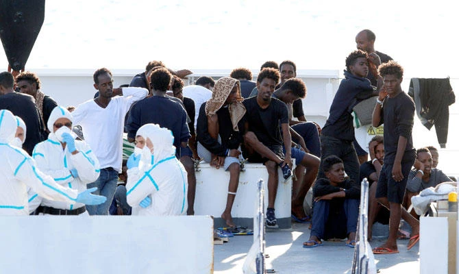 Migrants wait to disembark from the Italian coast guard vessel "Diciotti" at the port of Catania, Italy, August 22, 2018. (REUTERS)