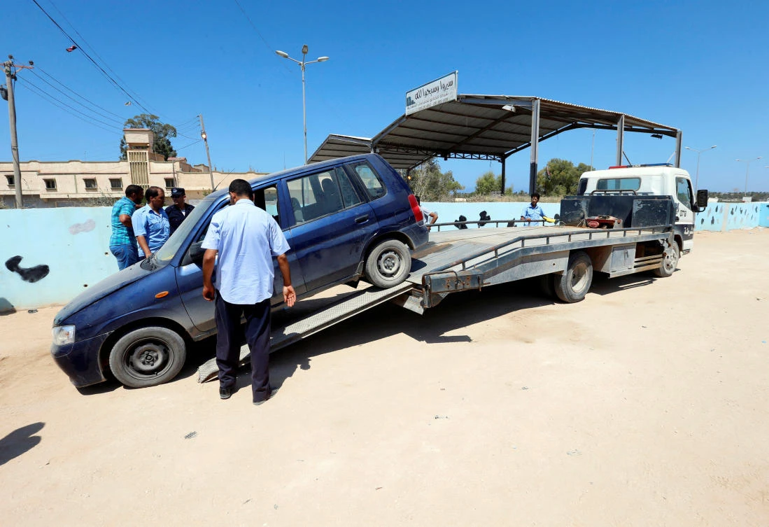 A vehicle used in a gun attack is towed from the site of the attack at Kaam checkpoint in Zliten, east of Tripoli, Libya August 23, 2018. (Reuters)
