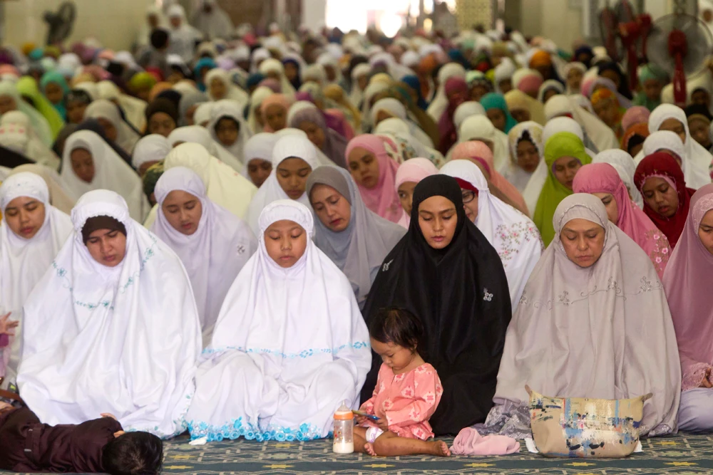 Clean sweep:  Malaysian pilgrims show faith with fight against litter