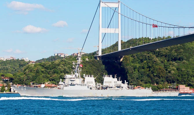 The US Navy destroyer USS Carney (DDG 64) sets sail in the Bosphorus, on its way to the Black Sea, in Istanbul, Turkey, in this August 12, 2018 photo. (REUTERS)