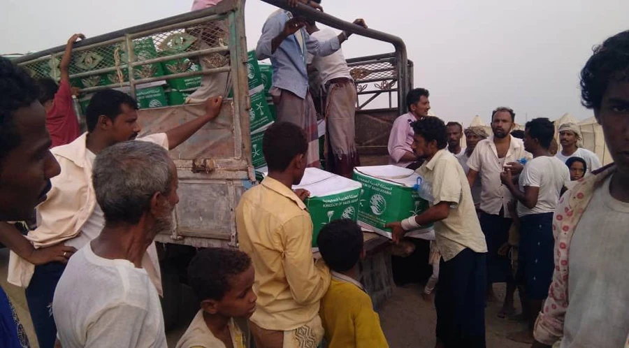 Saudi aid group distributes food baskets in Al-Hudaidah