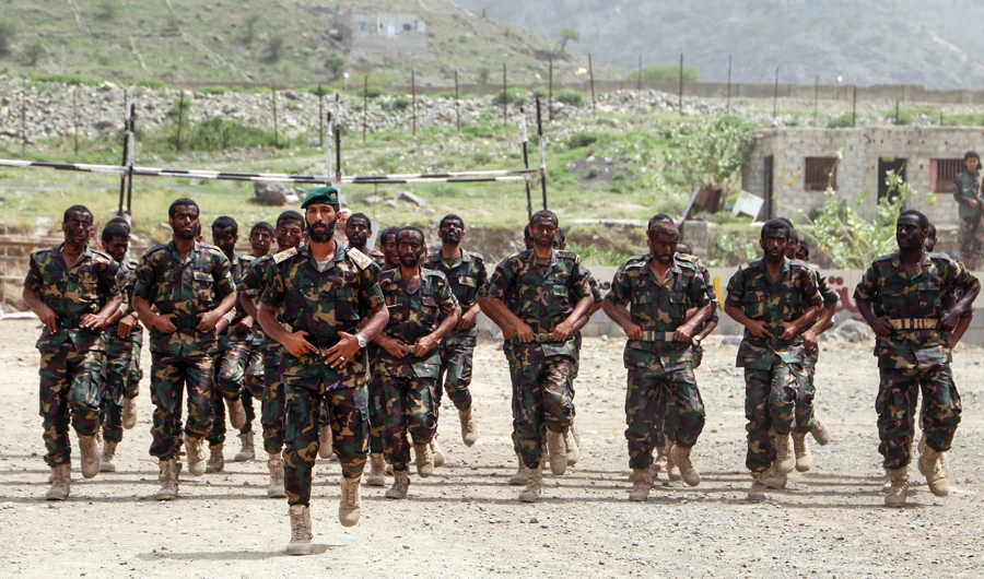 Fighters from the Popular Resistance Committees, supporting forces loyal to Yemen's Saudi-backed President Abedrabbo Mansour Hadi, perform maneuvers during a graduation ceremony in the southern city of Taiz on August 17, 2018. (AFP / AHMAD AL-BASHA)