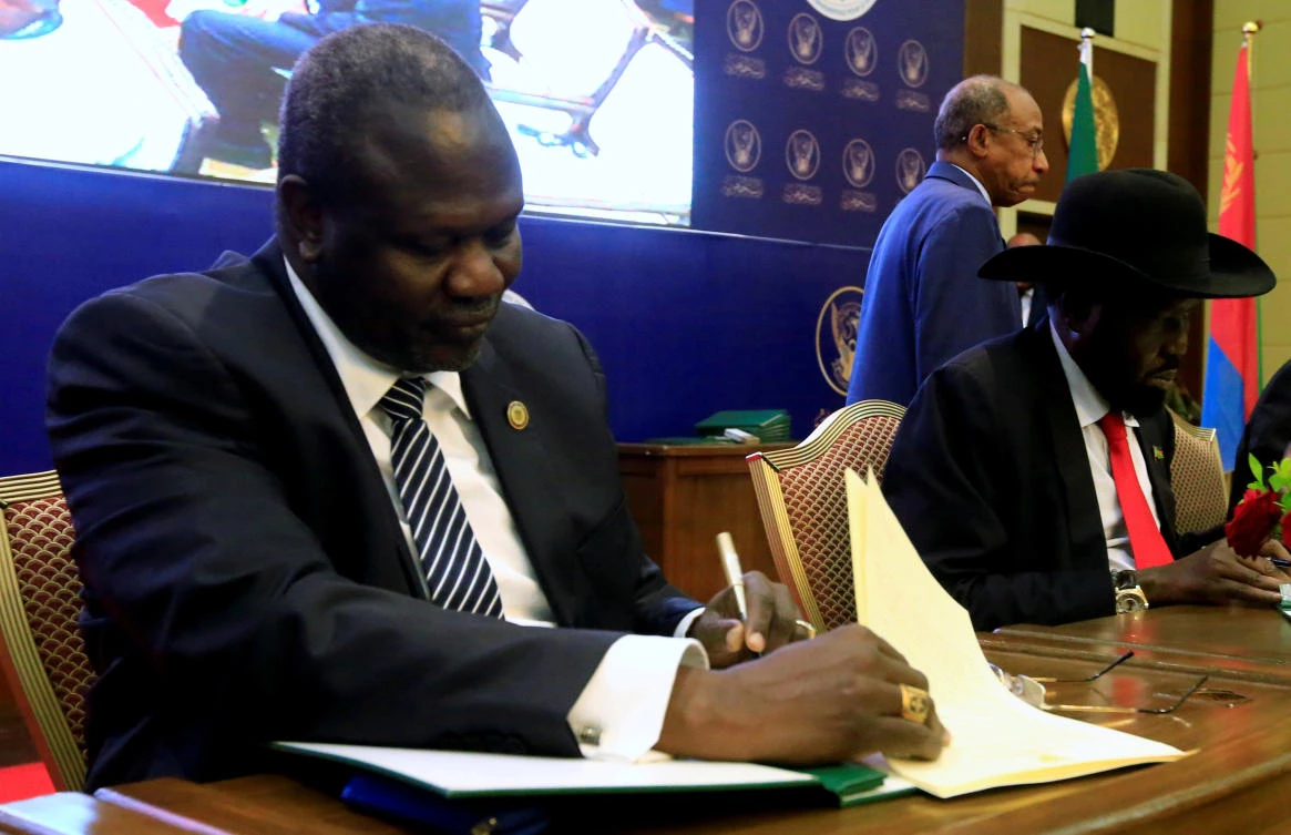 South Sudanese rebel leader Riek Machar (L) and South Sudan's President Salva Kiir sign a cease fire and power sharing agreement in Khartoum, Sudan August 5, 2018. (File photo: Reuters)