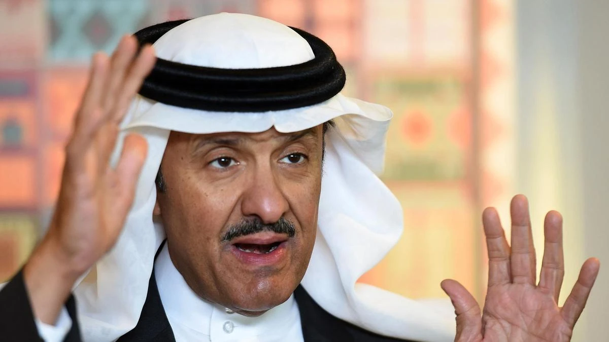 Prince Sultan bin Salman bin Abdulaziz, president of the Saudi Aviation Club, received a medal for his efforts in including paragliding in the Asian Games. (AFP)