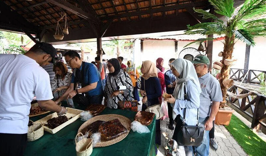People visit the ‘Palm Pavilion’ exhibition at the Saudi House, in Jakarta, Indonesia, on Sunday. The event, which is organized by the Saudi Olympic Committee in cooperation with the General Authority for Culture, attracted a large number of visitors. (SPA)