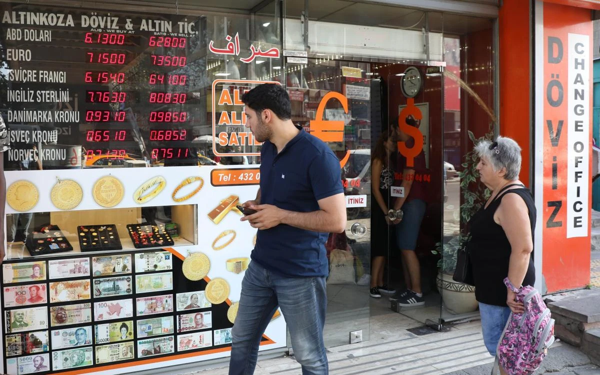 Turkish lira weakens, Moody's delivers more downgrades