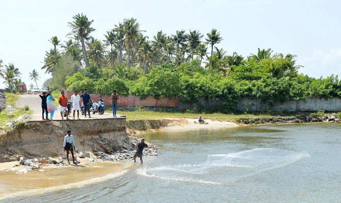 After flood, tourism in India’s Kerala left mud-bound