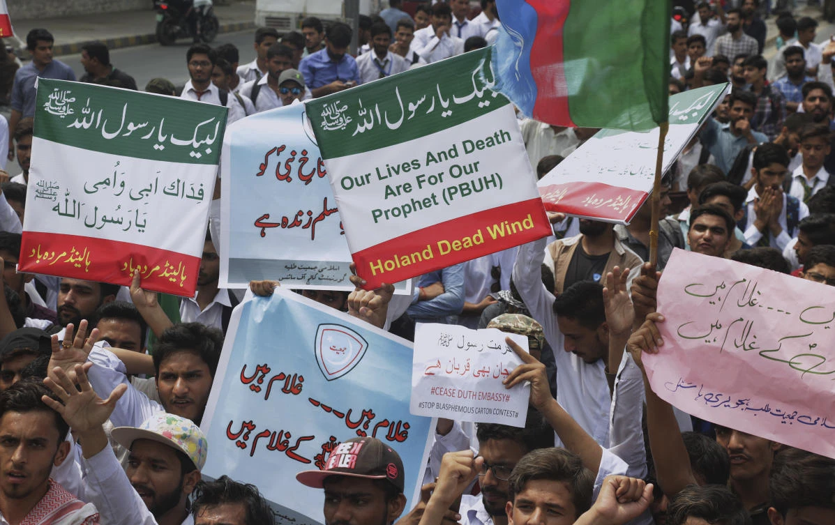 Supporters of an Islamic seminary 'Jamia Naeemia' take part in a demonstration in Lahore, Pakistan, Wednesday, Aug. 29, 2018, condemning a cartoon contest planned by Geert Wilders, a Dutch parliamentarian. (AP)