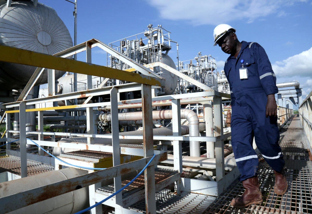 A worker walks by an oil well at the Toma South oil field to Heglig, in Ruweng State, South Sudan August 25, 2018. Picture taken August 25, 2018. REUTERS/Jok Solomun