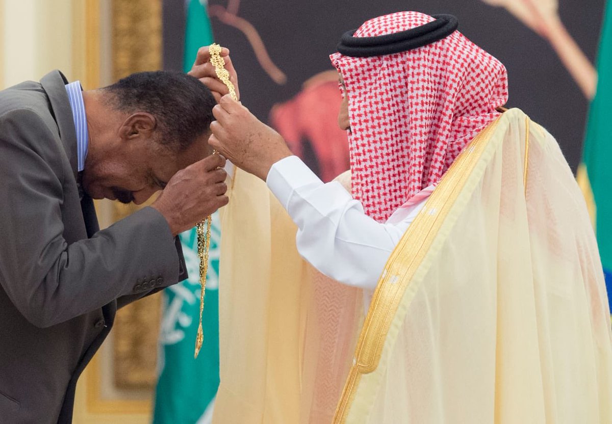 King Salman honored Eritrean President Isaias Afwerki with the Order of King Abdulaziz. (SPA)