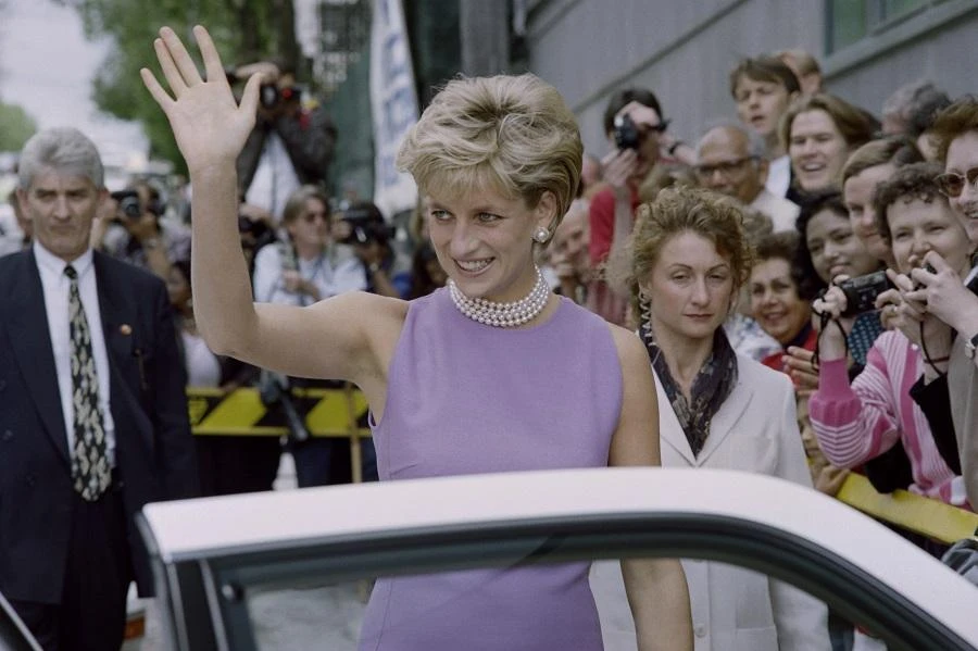Boston-based RR Auction is set to auction off items relating to Princess Diana's Gulf tour. (File/AFP)