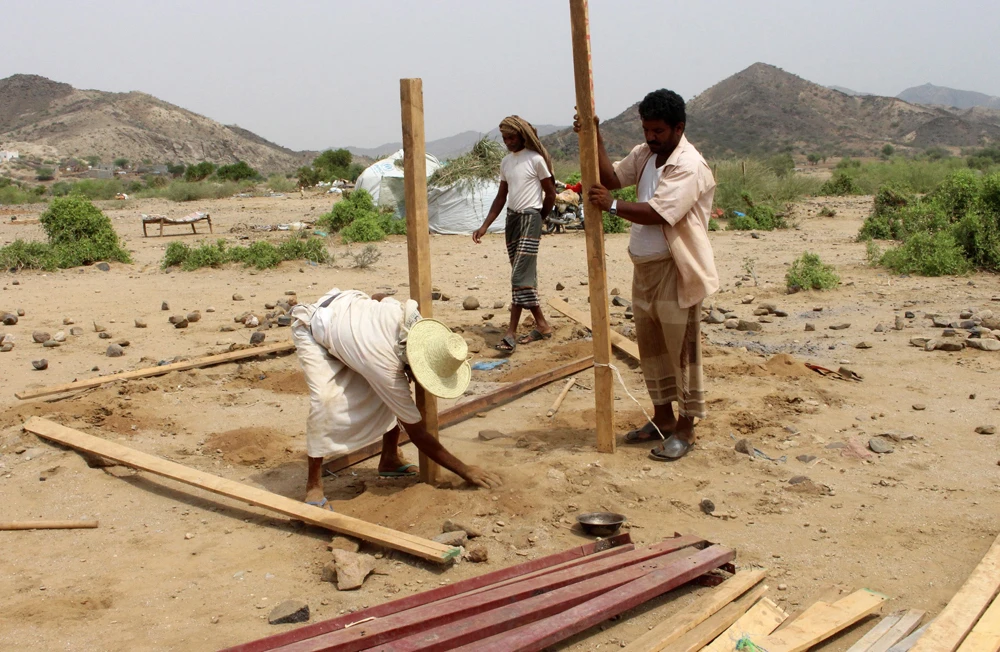 Displaced Yemenis from the border area of Hiran with Saudi Arabia build a makeshift shelter at an improvised camp for displaced people in the northern province of Hajjah on August 29, 2018. The UN has invited Yemen’s government and the Iran-backed Houthi militia to Geneva for talks which open Thursday. ( AFP / ESSA AHMED)