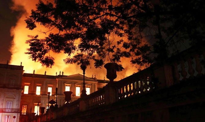 A fire burns at the National Museum of Brazil in Rio de Janeiro, Brazil September 2, 2018. (REUTERS)