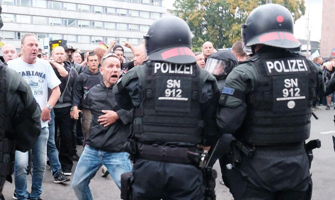 Riot Police confront right wing protesters on August 27, 2018 in Chemnitz, eastern Germany, following the death of a 35-year-old German national who died in hospital after a "dispute between several people of different nationalities", according to the police. (AFP)