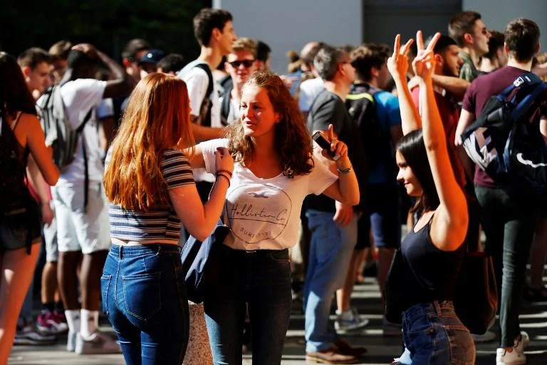 France bans mobile phones in schools