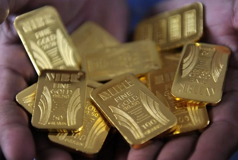 Gold edges lower as US trade tensions weigh