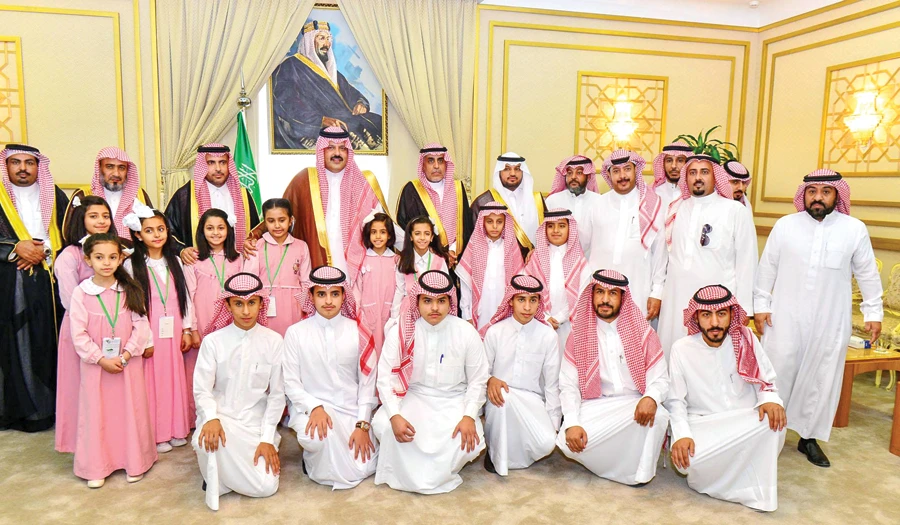 Hail Gov. Prince Abdul Aziz bin Saad poses with students during a meeting with their parents on Monday. (SPA)
